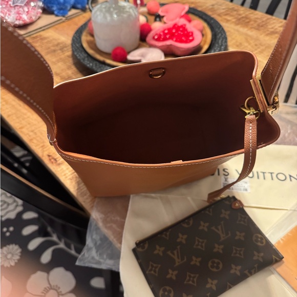 Elegant Brown Leather Shoulder Bag - Picture 10 of 12